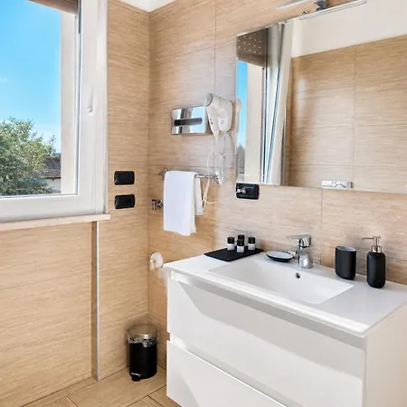 Respsuite - Novara Est 2 Camere, 2 Bagni E Garage Apartamento *